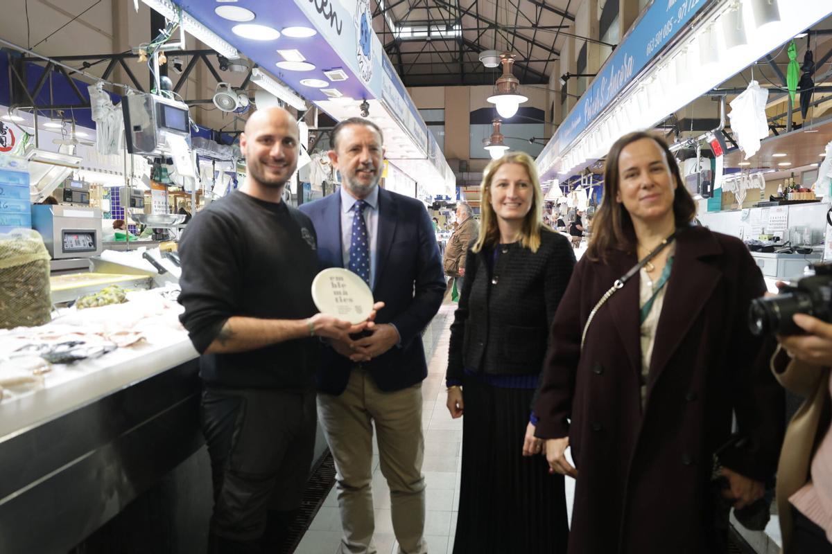 FOTOS | Reconocen como 'Comerços Emblemàtics' a varias paradas históricas del Mercat de l’Olivar