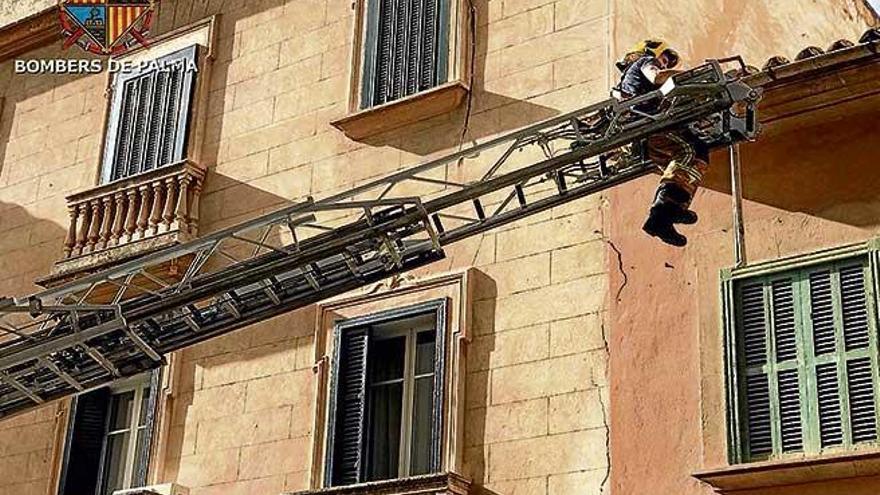 Retiran un canalón a punto de caer en Palma