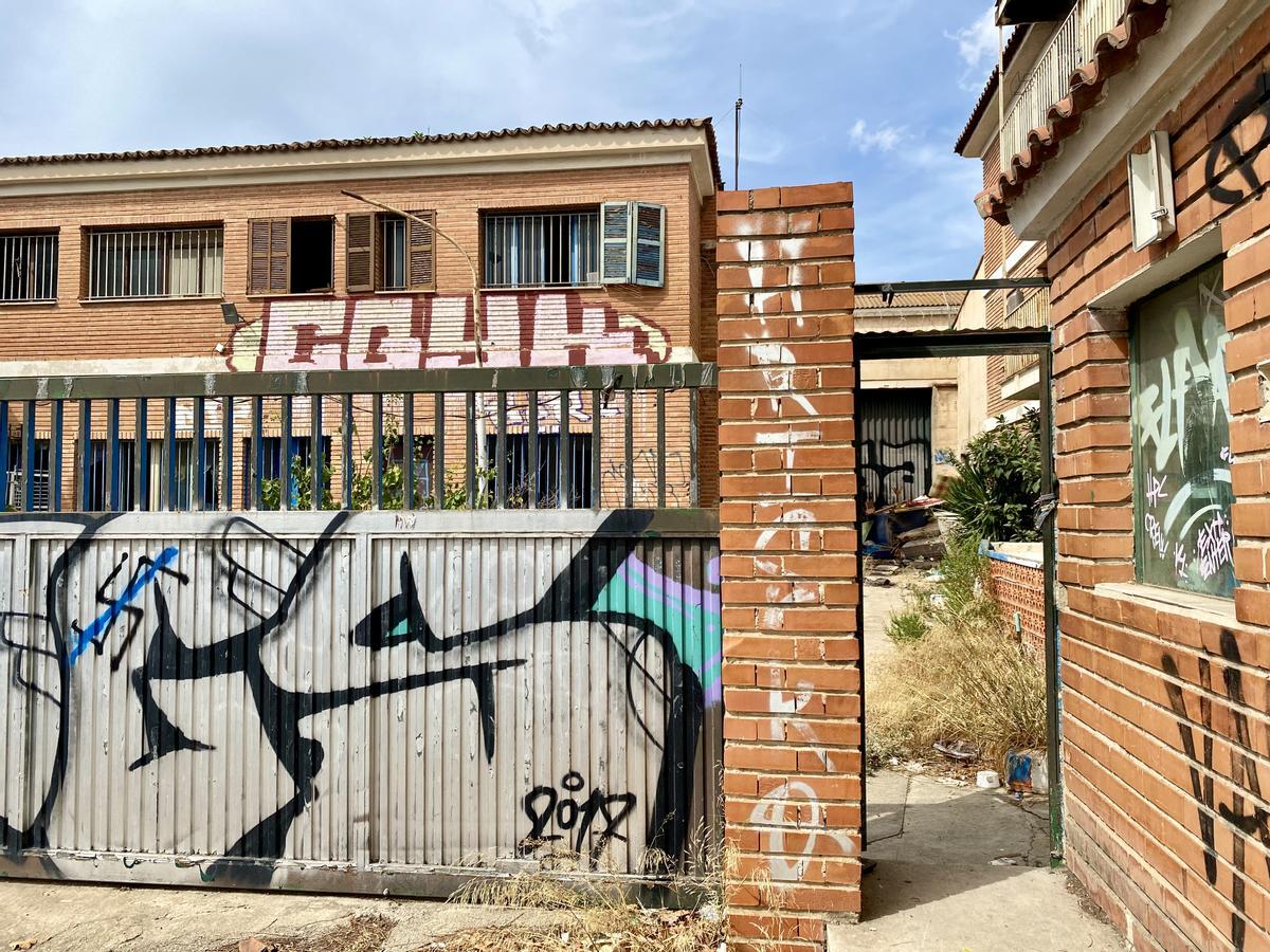 Entrada de las antiguas vivienda, donde más población estable reside