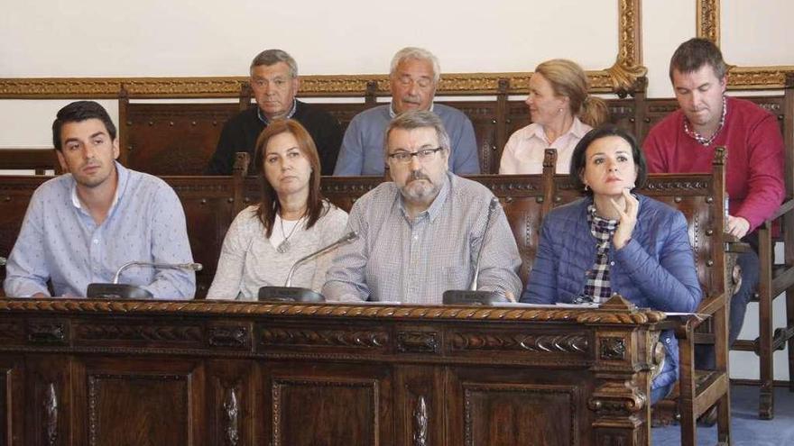 La bancada del grupo de gobierno, durante el pleno celebrado ayer. // Santos Álvarez