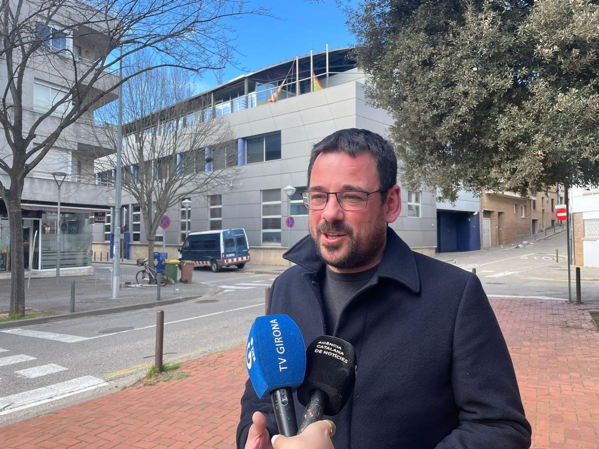 Lluc Salellas al Parc de Vista Alegre fent l'atenció als mitjans per explicar la situació