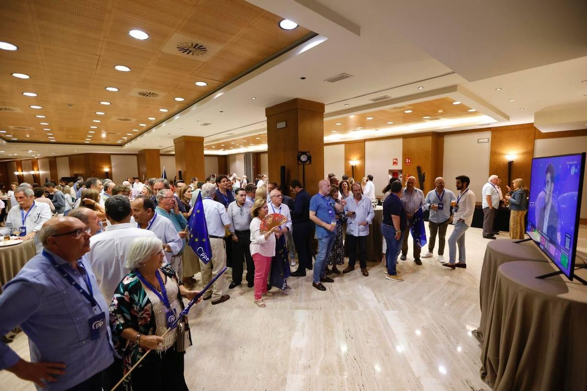 Público asistente en la reunión del PP en el Córdoba Center a la espera de los resultados electorales.