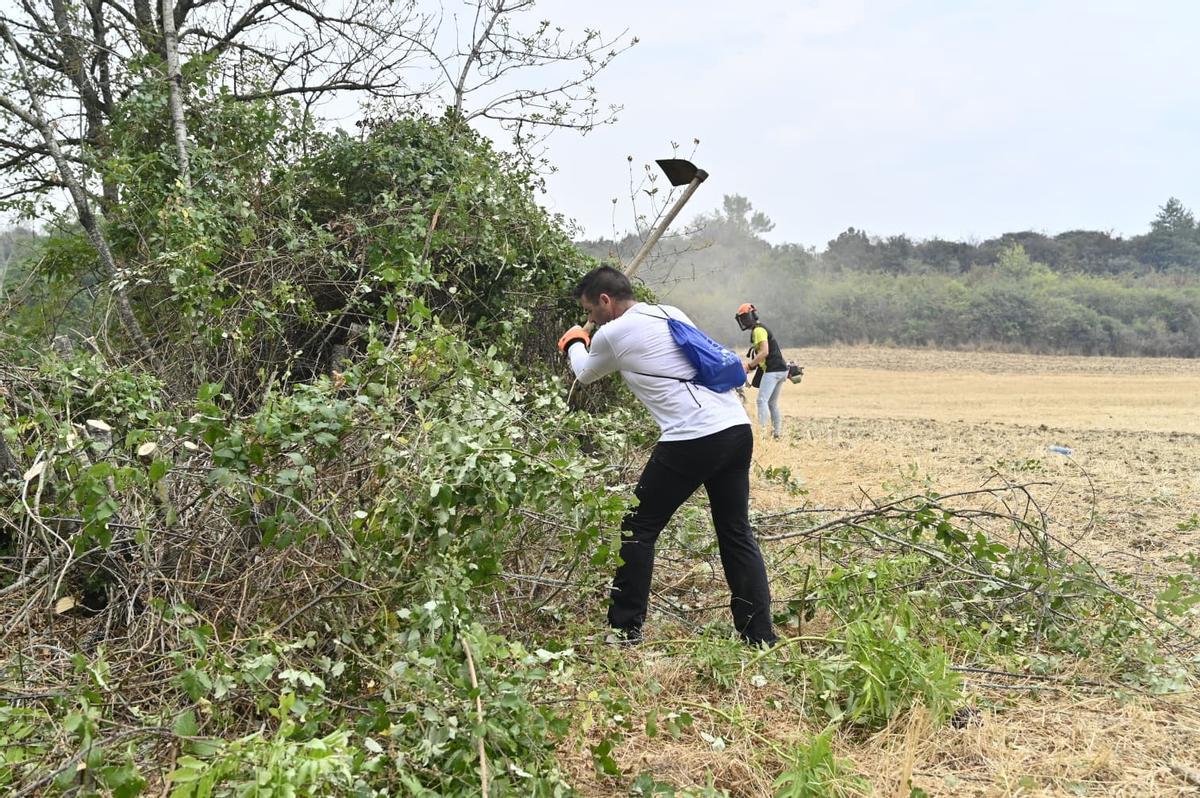 Voluntarios de Baros y Navasa haciendo labores de desbroce para defender sus pueblos