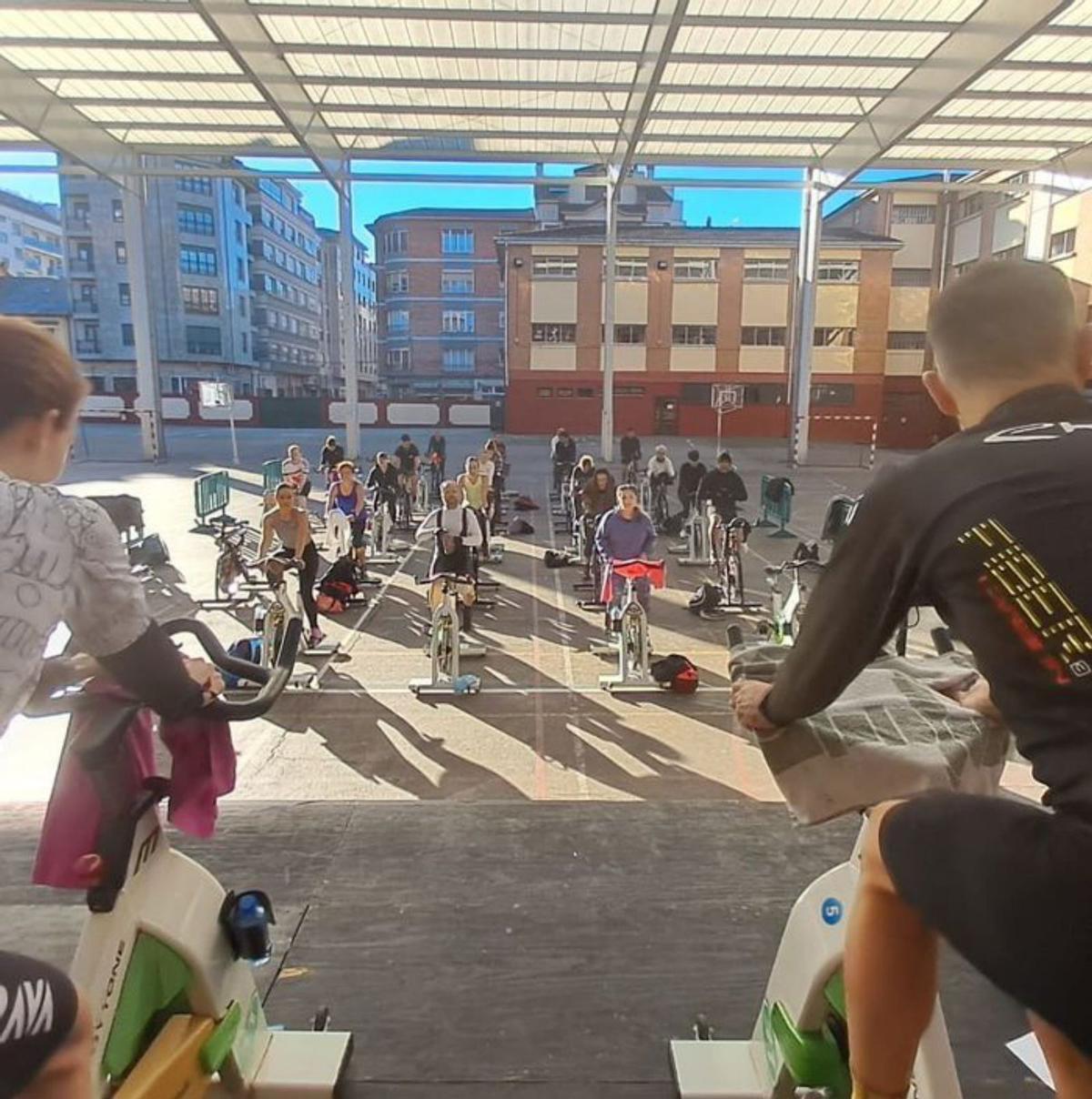 A la izquierda, el encuentro solidario de spinning. A la derecha, una de las actividades organizadas en San Pedro.