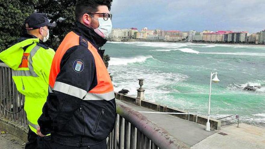 Trabajadores de Protección Civil vigilan Riazor (A Coruña) tras la alerta roja por temporal. |  //V. ECHAVE