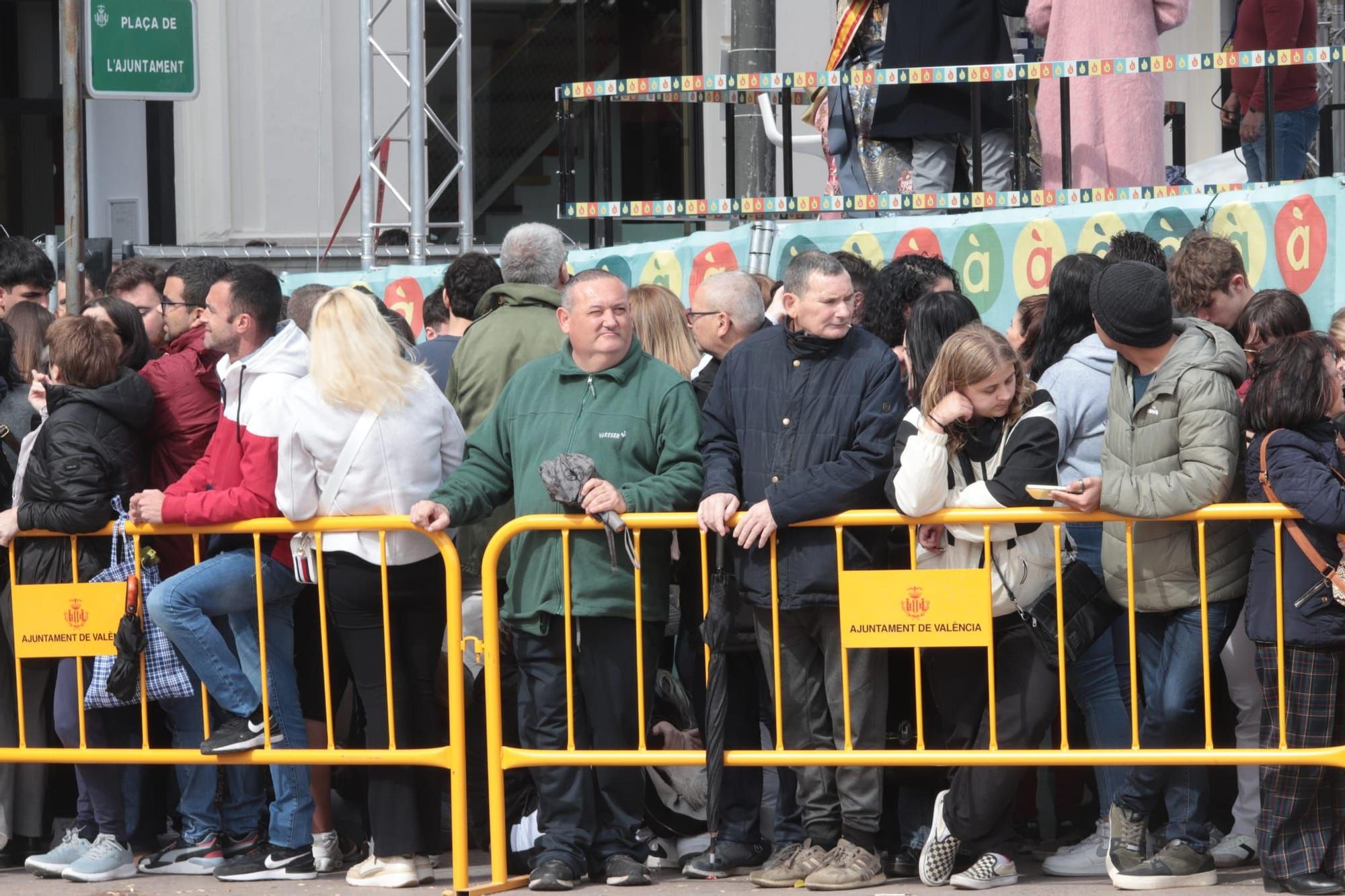 Así ha sido la primera mascletà de las Fallas 2025 en la plaza del Ayuntamiento de València