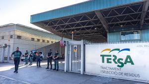 Agentes de la Guardia Civil, durante el registro de la incineradora Tersa, en Sant Adrià de Besòs.