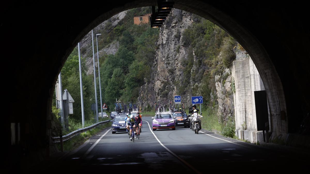 Las imágenes de la última etapa de la Vuelta a Asturias: crónica y reacciones