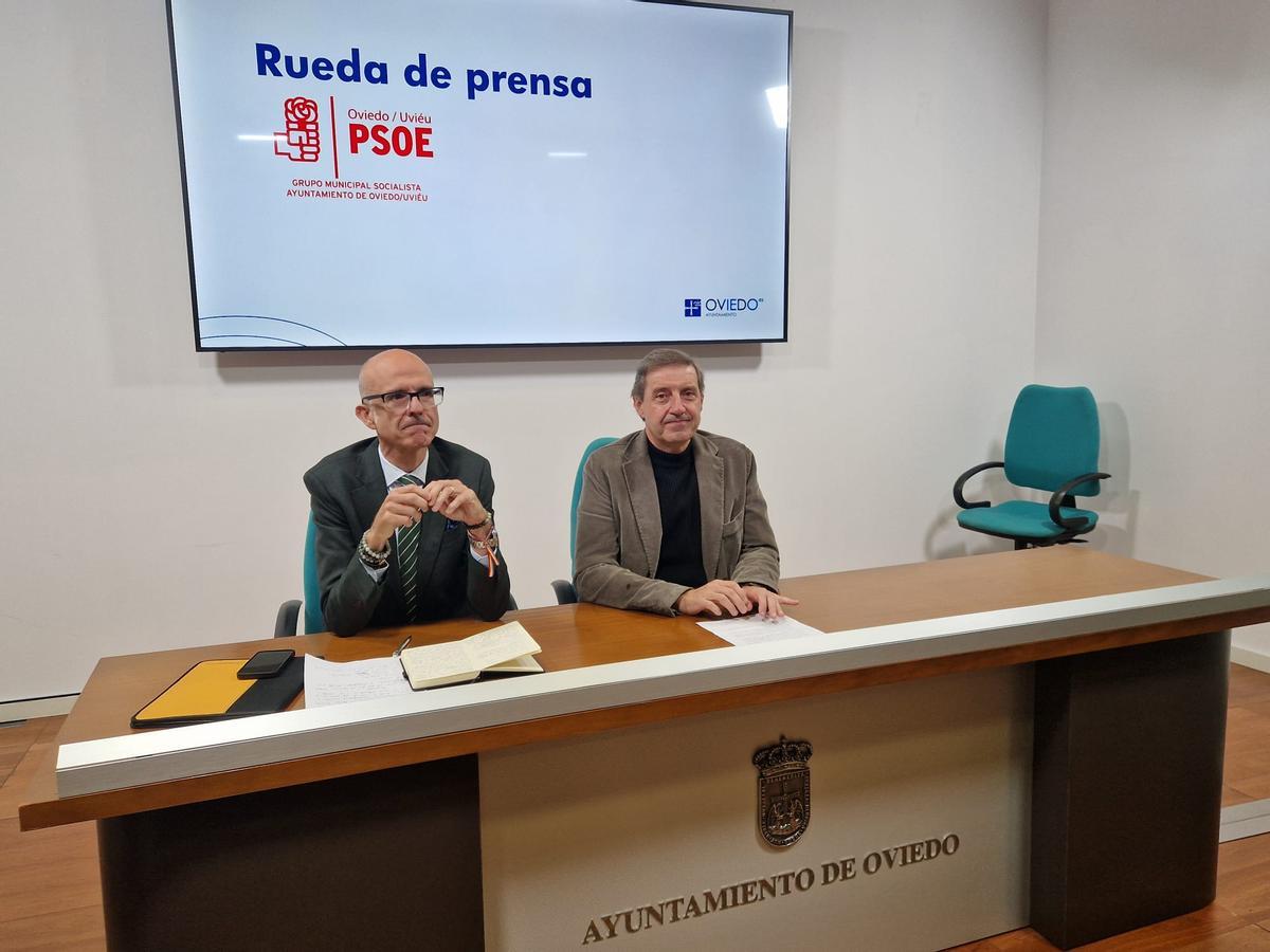 Jorge García Monsalve (izquierda) y Carlos Fernández Llaneza en la sala de prensa del Ayuntamiento.