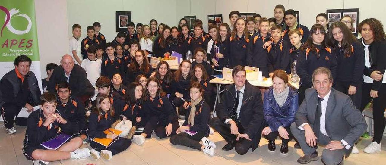 Alumnos de 2º de ESO del colegio Divina Pastora iniciaron una campaña de sensibilización.  // Iñaki Osorio