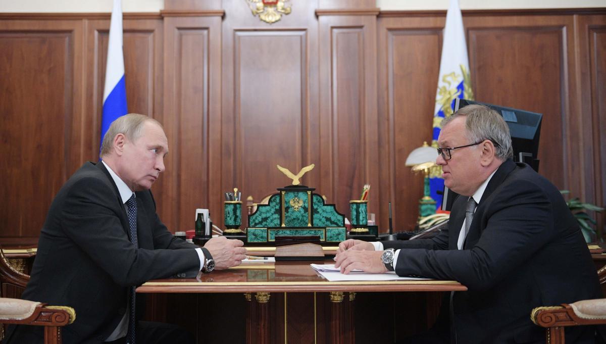 Vladimir Putin, con el consejero delegado del VTB Bank, Andrei Kostin, uno de sus más cercanos consejeros financieros.
