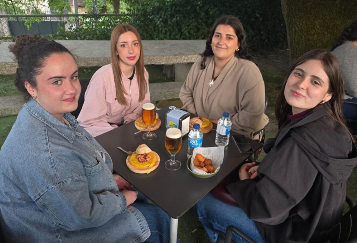 Catro comensais disfrutan das tapas da III Ruta Pinchoterra.   | // D.P.