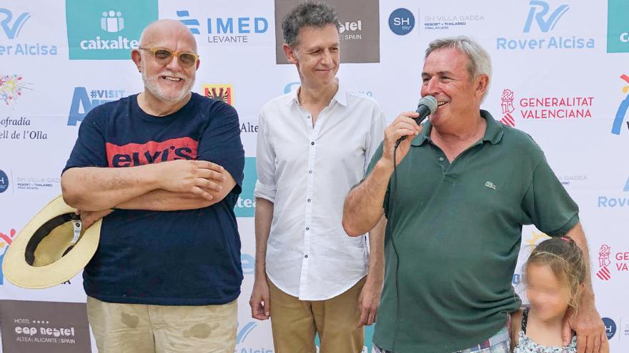 El presidente de la Cofradía del Castell de l&#039;Olla, José Pérez Gorgoll, presenta a los autores del cartel y el pregón anunciadores de la edición de 2019. A la izquierda, el autor del cartel, Juan Martínez Lahiguera. En el centro, el autor del pregón, Miguel Lorente-Sorolla