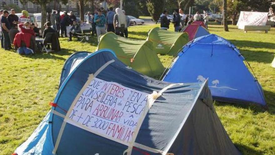 Acampada de los armadores de cerco ante la sede de la Xunta.