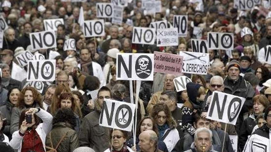 Cientos de personas, en la manifestación de ayer en Madrid.  // Efe