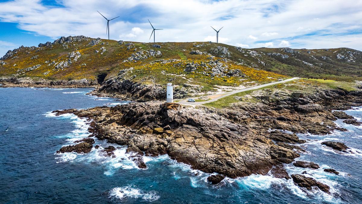 Vista aérea del Faro y parque eólico de Cabo Roncudo, Galicia