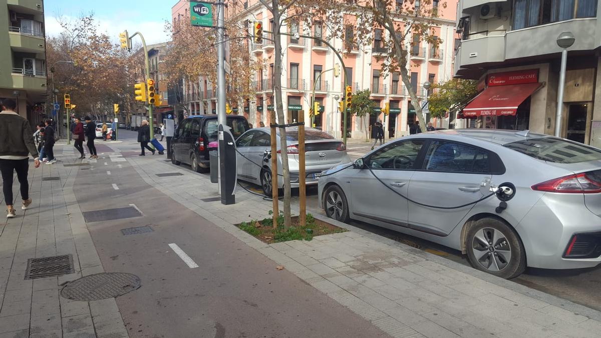Imagen de un punto de recarga eléctrica de vehículos en Palma.
