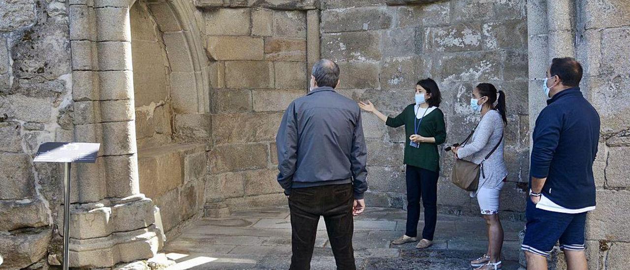 Visita guiada, ayer, entre los restos arquitectónicos del monumento.