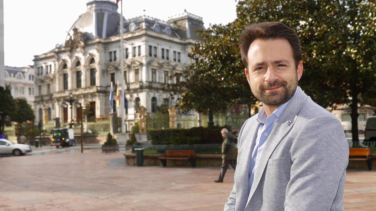 Álvaro Queipo, ayer, en la plaza de la Escandalera de Oviedo, con la Junta General al fondo.