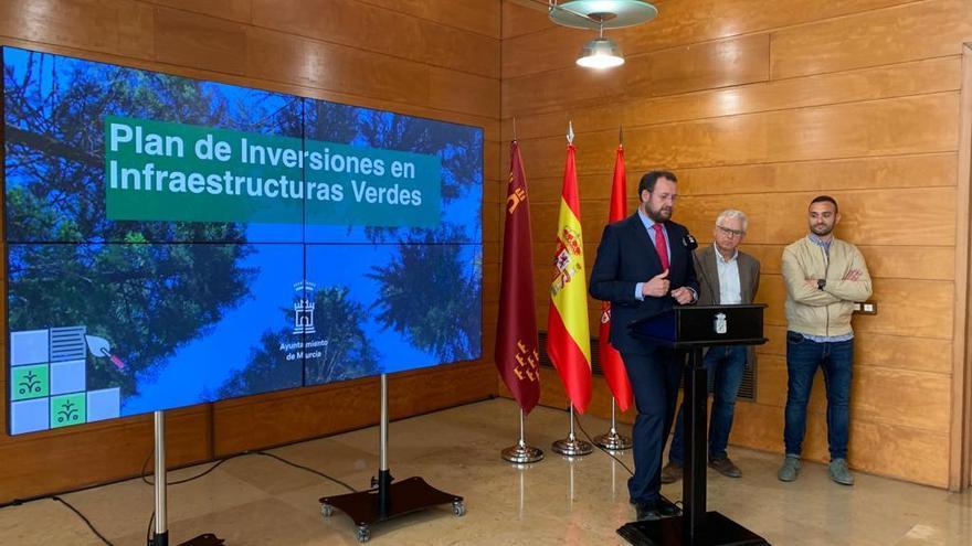 El concejal de Parques y Jardines, José Guillén, durante la presentación de las obras.