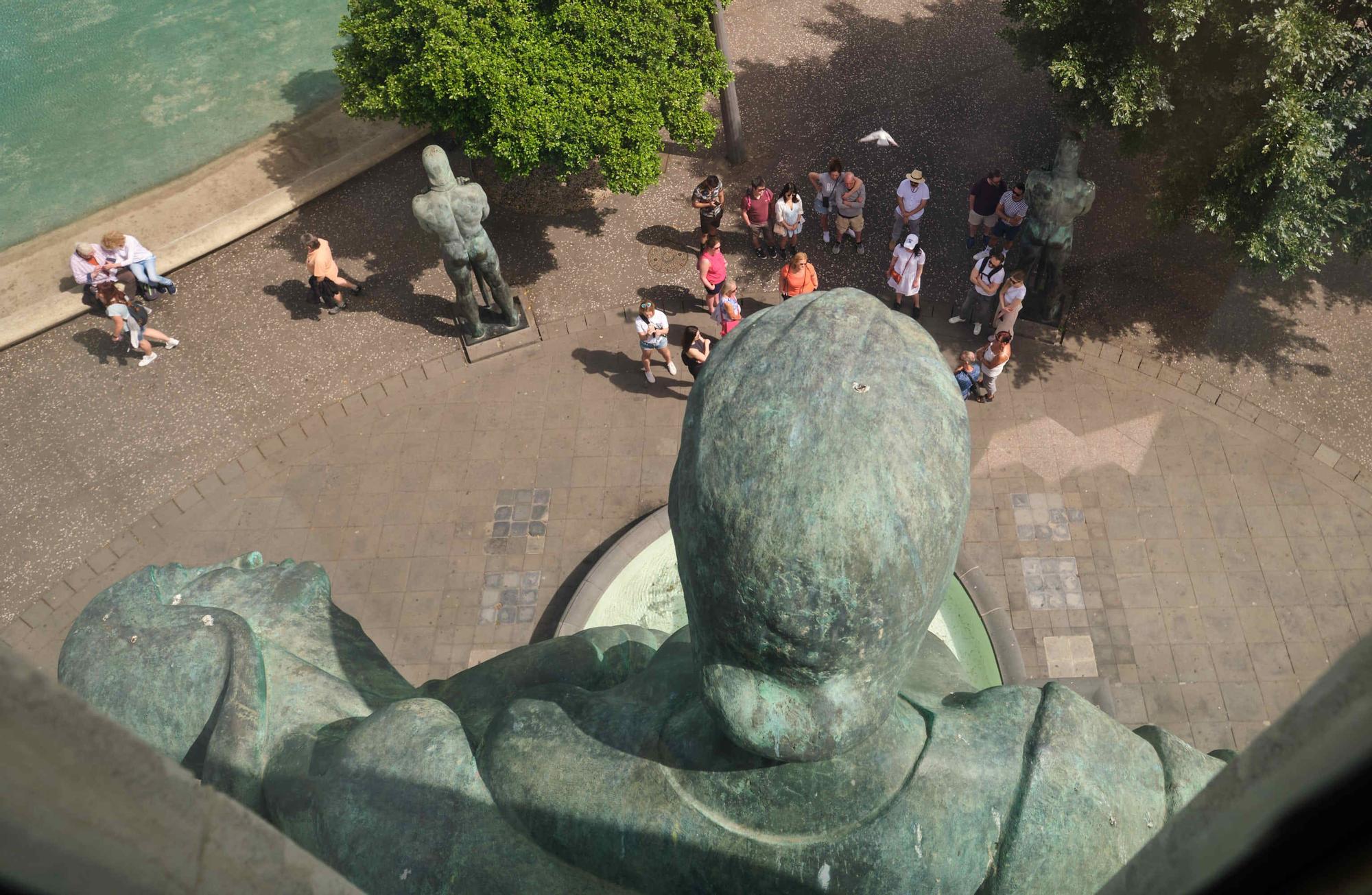 Visita al monumento de los Caídos, en la plaza de España