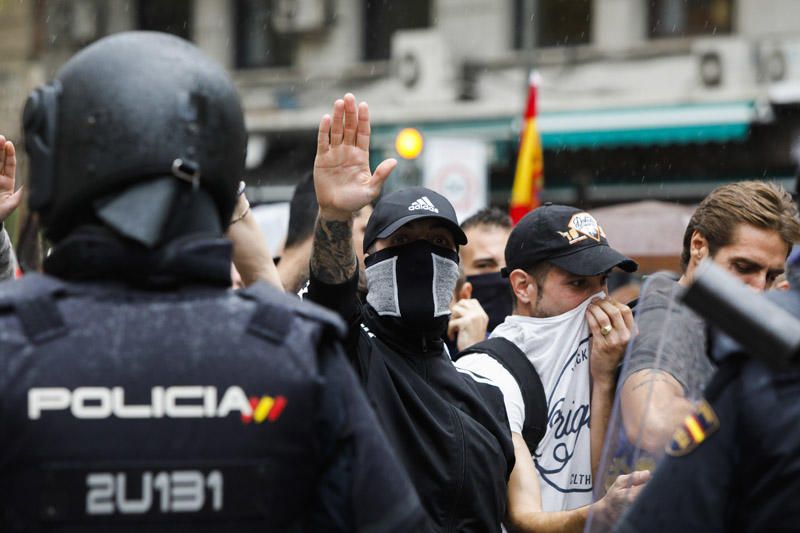 9 d'Octubre: Tensión en las manifestaciones en el centro de València