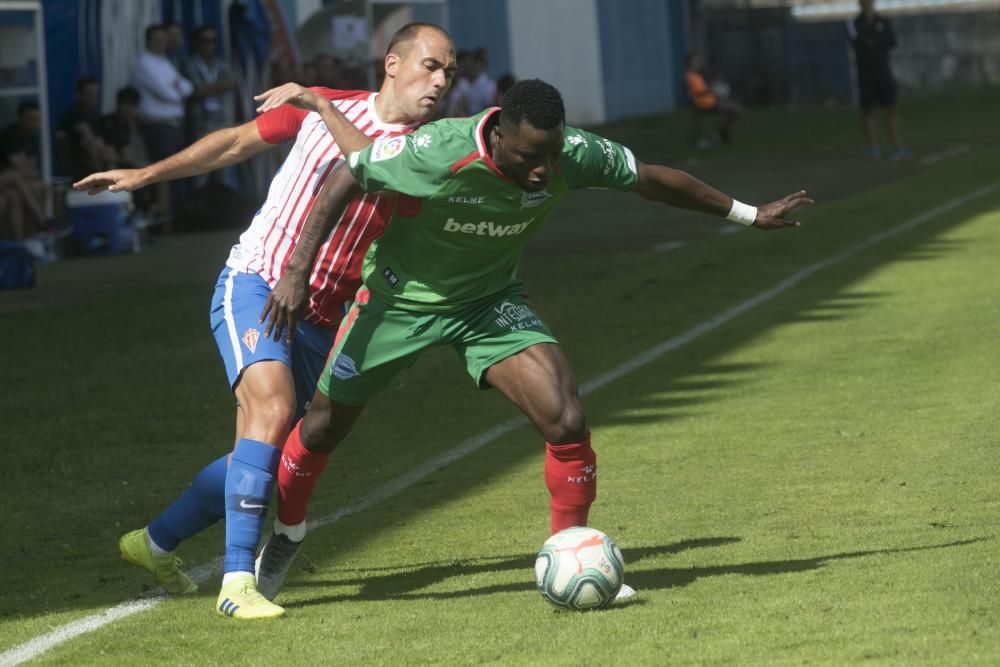 El partido entre el Sporting de Gijón y el Alavés, en imágenes