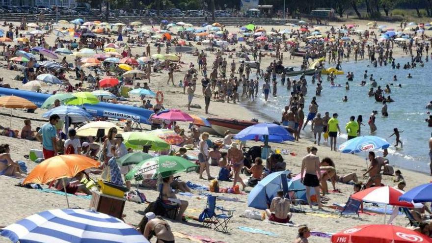 Bañistas en la playa de Santa Cristina.