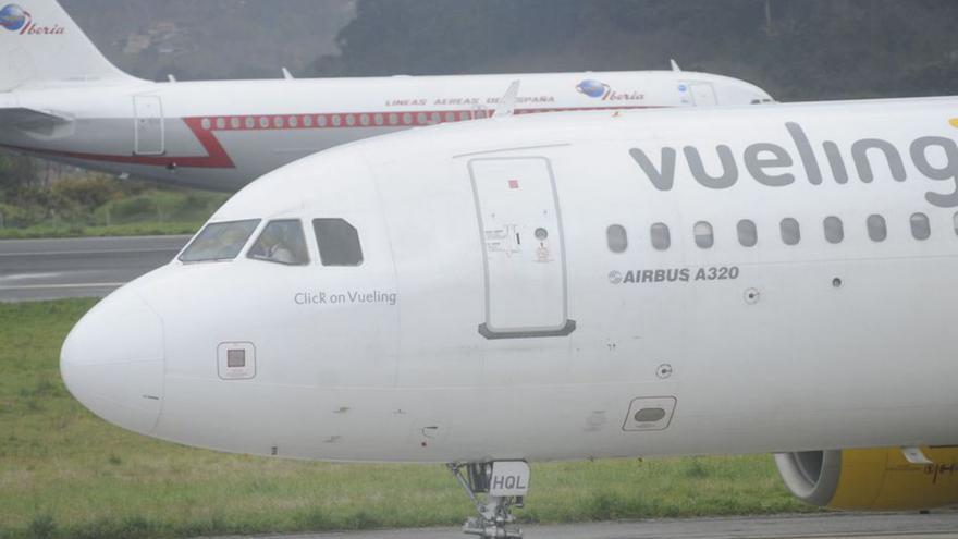 Un avión de Vueling en Alvedro. |   // CARLOS PARDELLAS