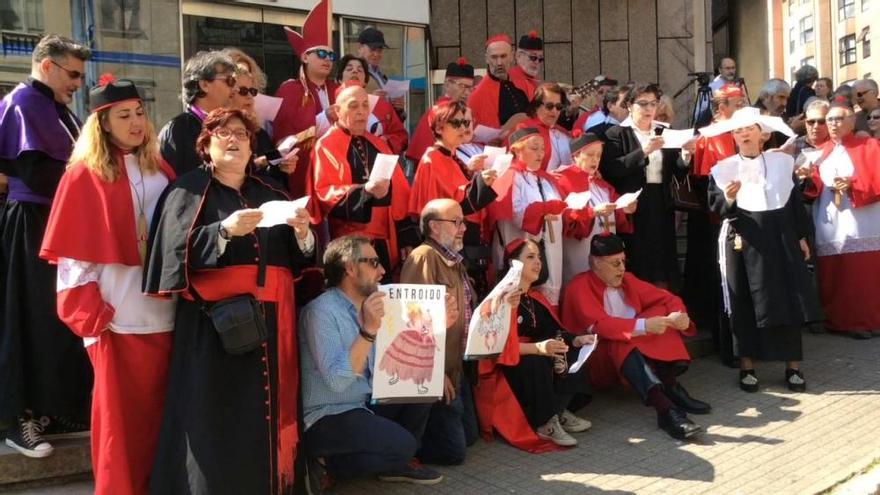 Las comparsas apoyan a Sande en el día de su declaración por el cartel del Carnaval