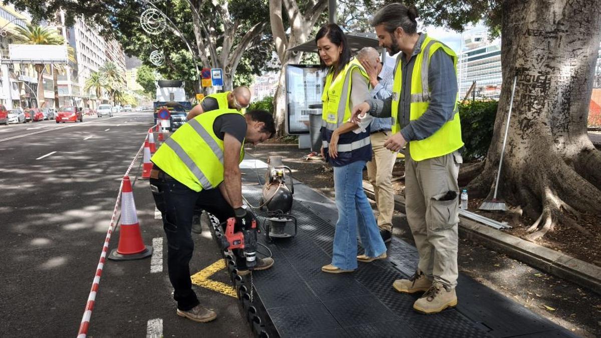 La concejala de Movilidad, Evelyn Alonso, en la plataforma que se instala en Francisco La Roche.