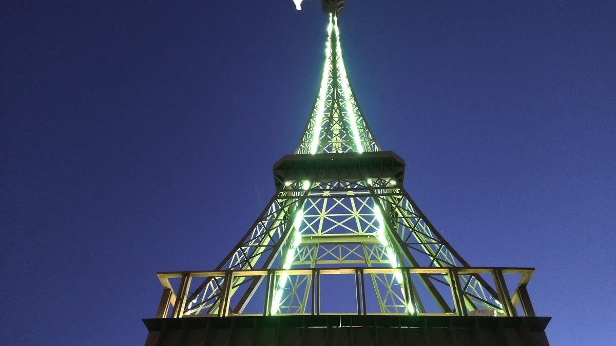 La torre se ha convertido en una antorcha en la noche de Dénia