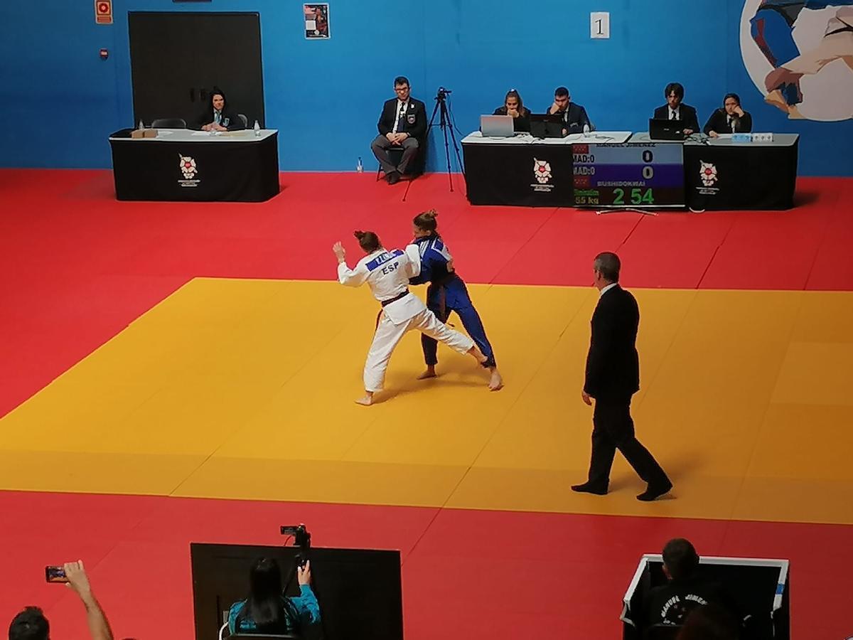 Tamara Linde, de blanco, en pleno combate
