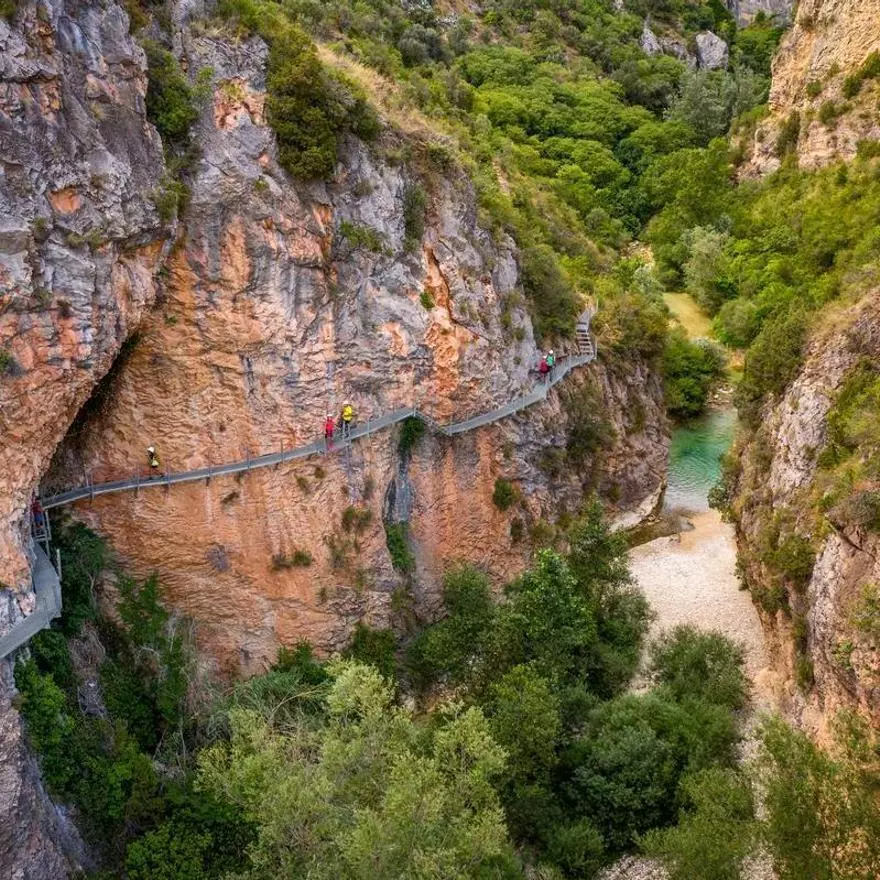 El Caminito del Rey tiene rival: una ruta por un pueblo de 330 habitantes entre cañones y pasarelas