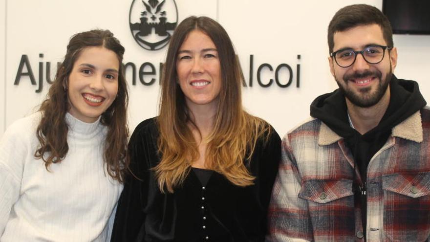 Los ganadores junto a una representante de la inmobiliaria