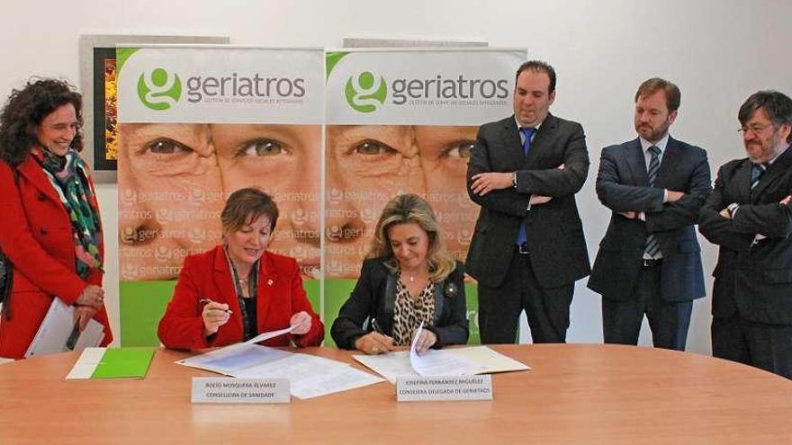 Rocío Mosquera y Josefina Fernández en la rúbica del acuerdo, ayer, en Santiago.