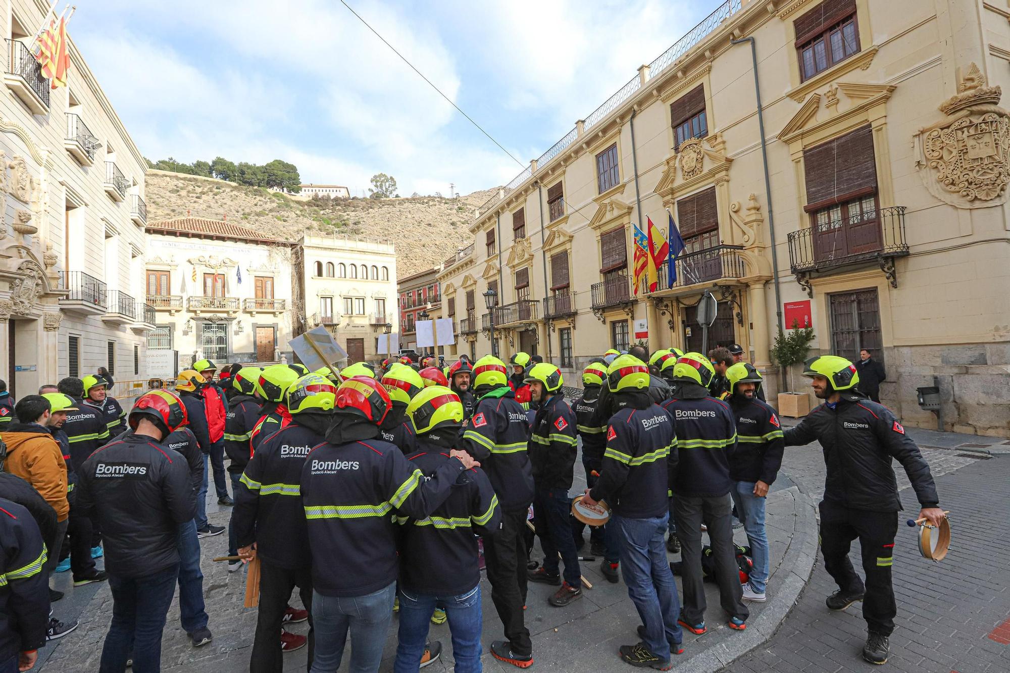 Protesta de los bomberos ante el pleno del Consell contra la Unidad ...