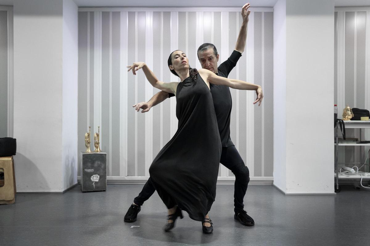 Los bailaores Ana Morales y Andrés Marín en un ensayo abierto de su nueva obra 'Matarife/Paraíso', que presentarán el 14 de spetiembre en el marco de la XXIII Bienal de Flamenco de Sevilla.