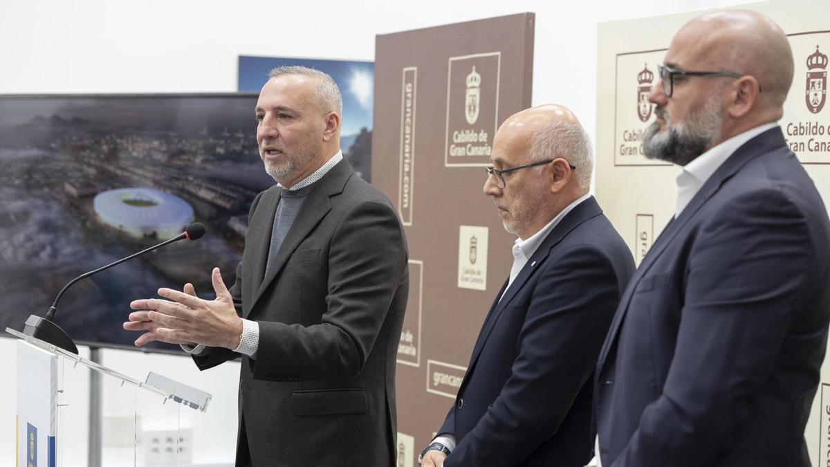 Miguel Ángel Ramírez, ante Morales y Romero, en la presentación del proyecto de explotación del Gran Canaria.