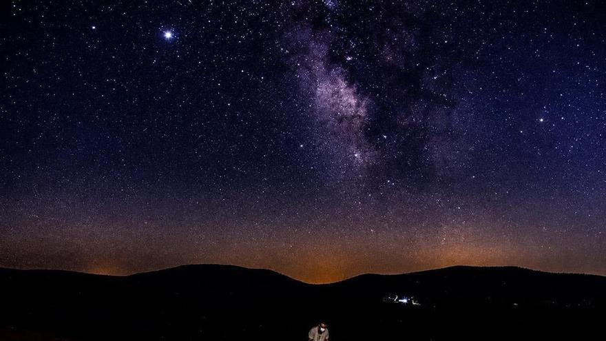 Extremadura mira al cielo: seis destinos Starlight para perderse entre las estrellas