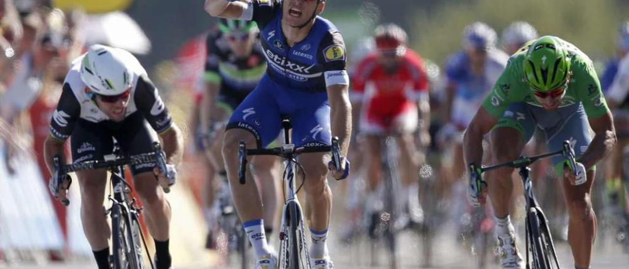 Cavendish se impone en la meta de Villar-Des-Dombes, su cuarta victoria de etapa. // Reuters
