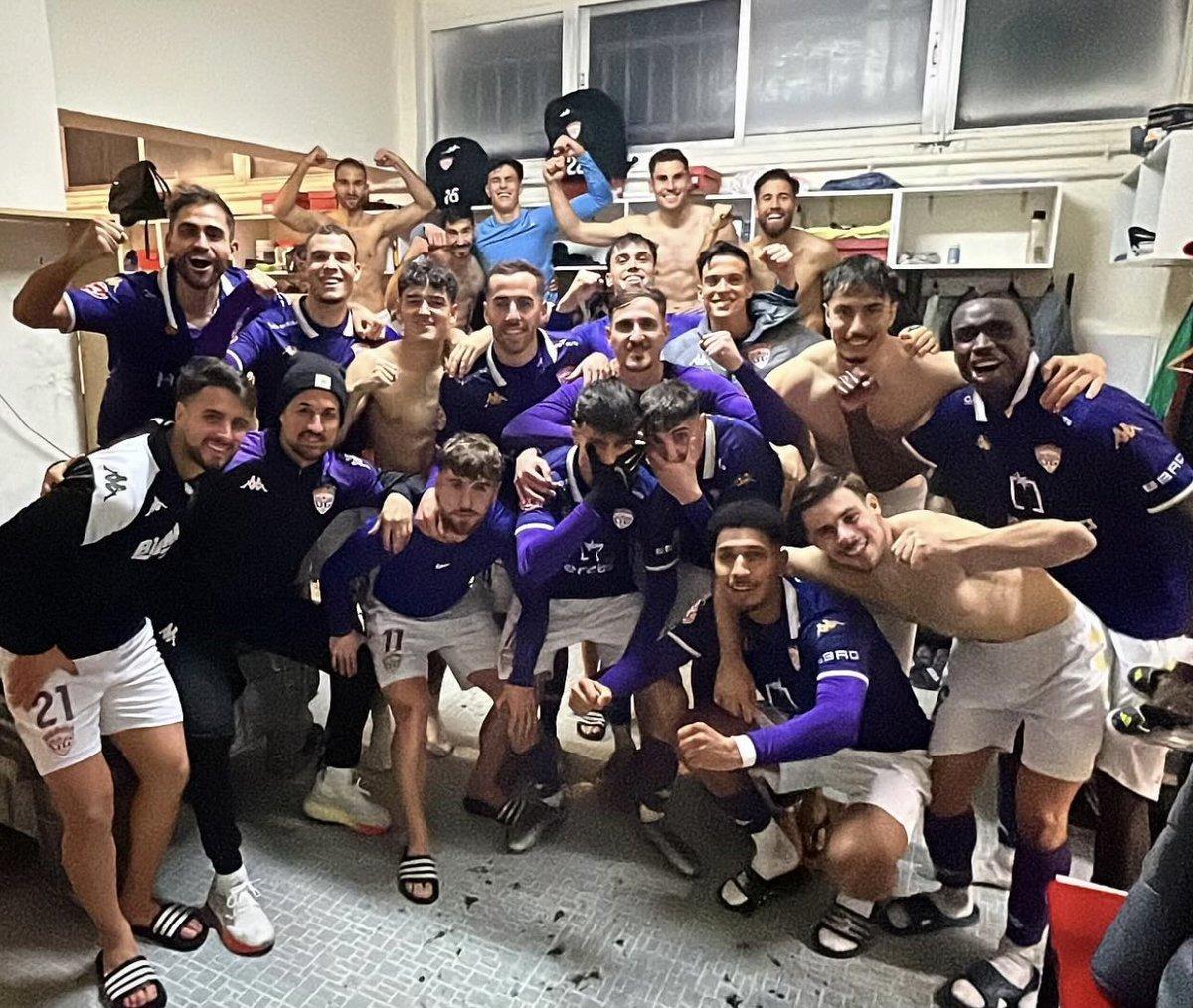 Los futbolistas del Guadalajara celebran un triunfo.