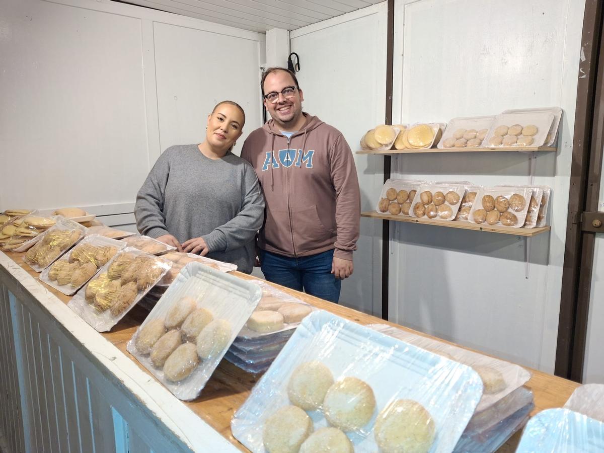 Pareja de Talavera que estrena caseta en el mercado navideño de Badajoz.