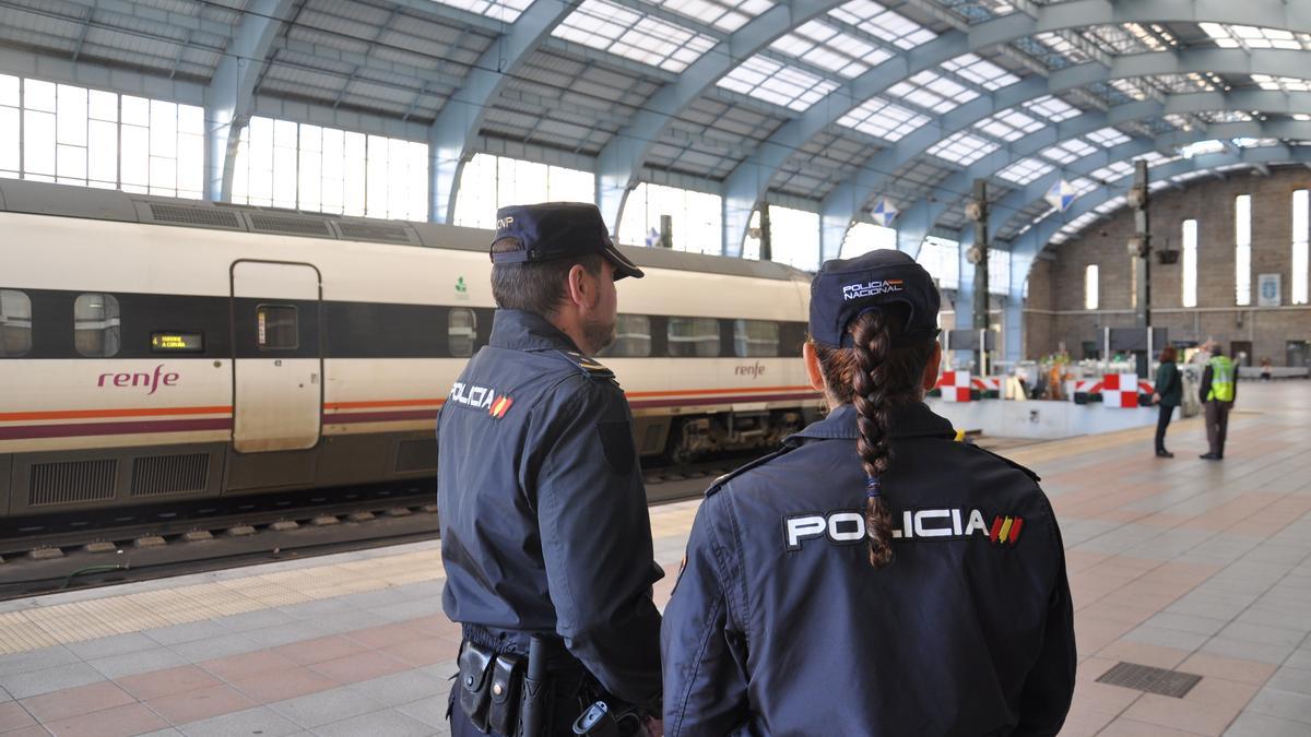 Dos agentes de la Policía Nacional en la estación de trenes de A Coruña.