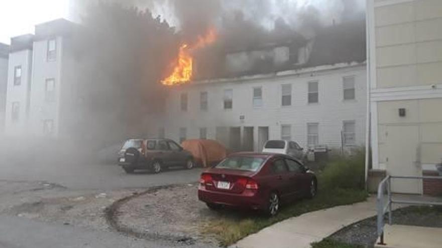 Flames i fum sortint d&#039;un edifici a la ciutat de Lawrence.