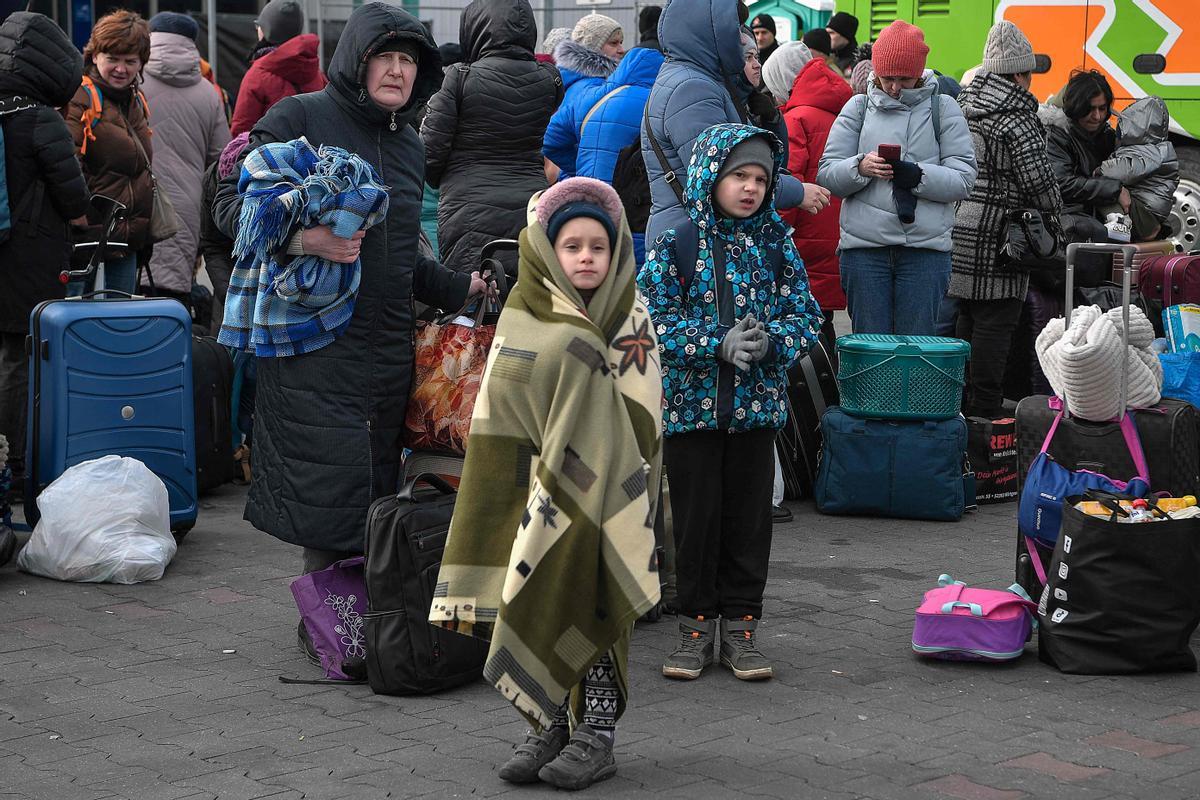 Refugiados ucraniano en Przemysl, en Polonia, a la espera de coger un autobús que les lleve a Alemania