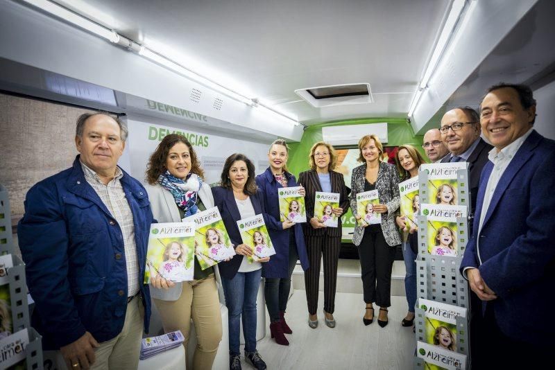 Ventura visita el autobús de la campaña La nueva Cara del Alzheimer