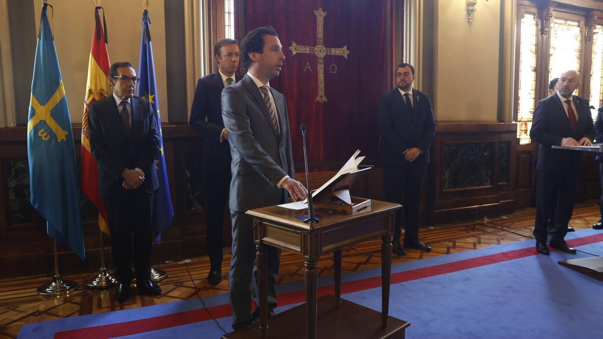 Roberto Fernández Llera toma posesión del cargo ante la mirada de Manuel Fueyo, Eduardo Rodríguez, Adrián Barbón y Juan Cofiño.