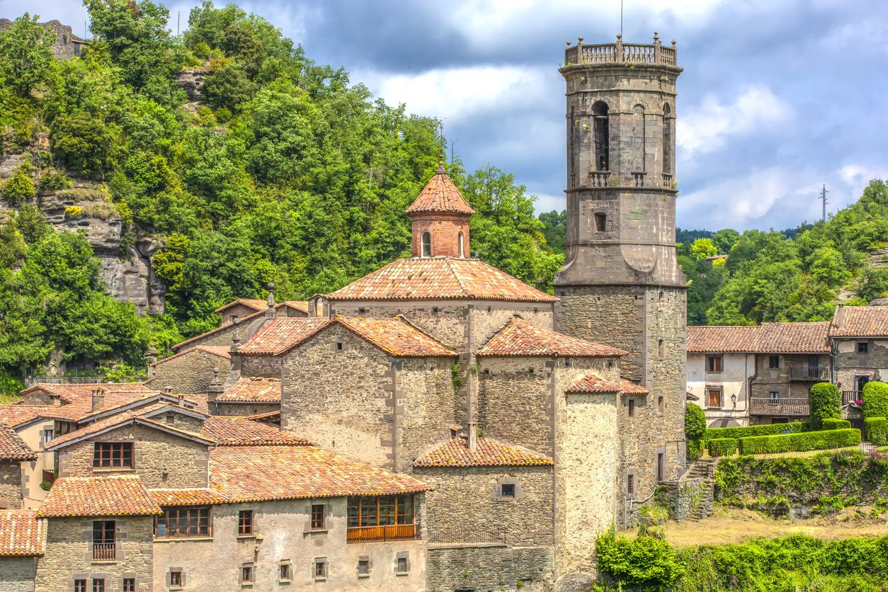 Los pequeños pueblos como Rupit quedan infravalorados frente a grandes ciudades.