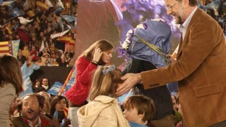 Campaña La imagen de El Bigotes y la niña de Rajoy